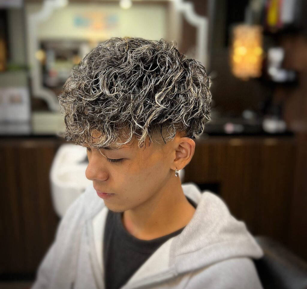 ツイスパ　ツイストスパイラル　メッシュ　ハイライト　ホワイト　メンズパーマ DoEN 大阪　の画像