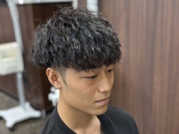 ツイスト　メンズパーマ メンズカット カット　パーマ　東大阪　バーバー　顔剃り　眉毛　東大阪バーバー