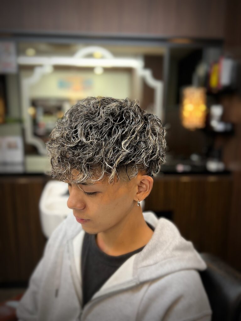 ツイスパ　ツイストスパイラル  メンズカット  メンズ　理容室　バーバー　顔剃り　シェービング  眉毛　カット　メンズパーマ　メッシュ　THE'O ETORAS　