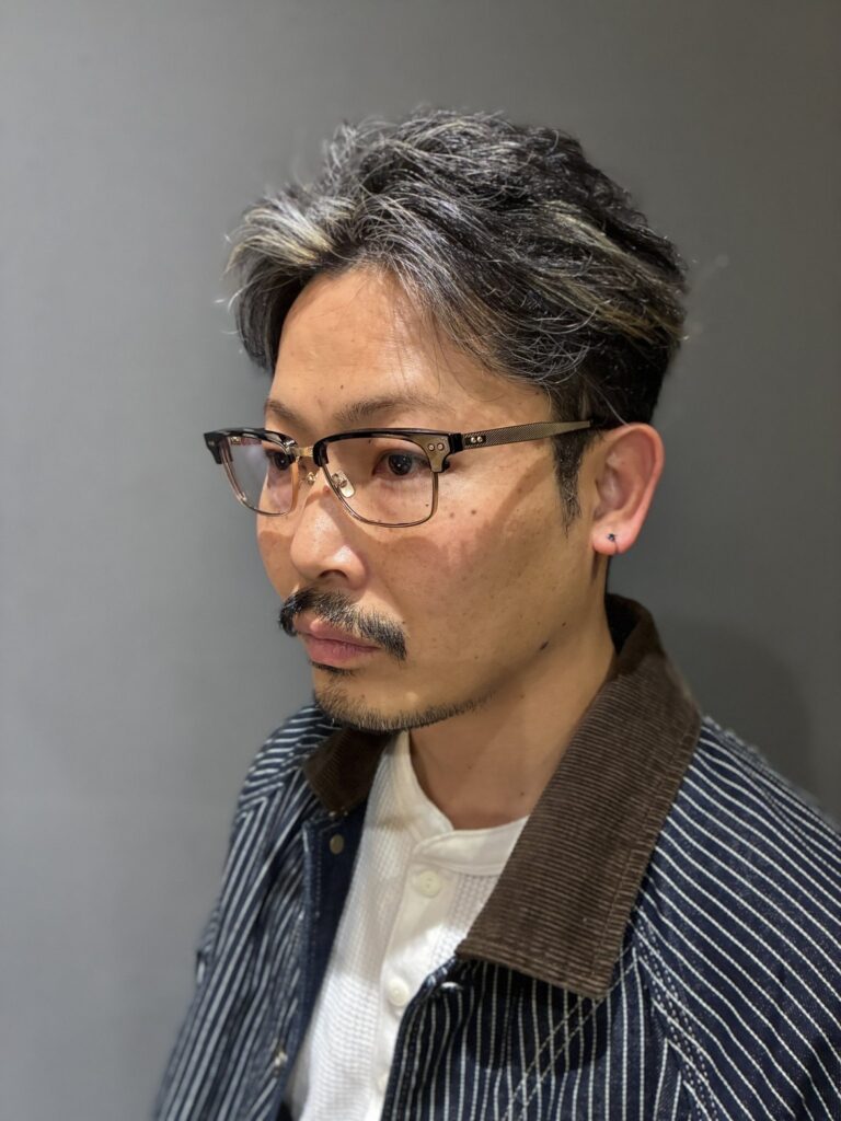 メッシュ　ハイライト　メンズ　センターパート