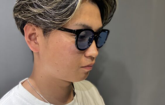 センターパート　ハイライト　メンズ